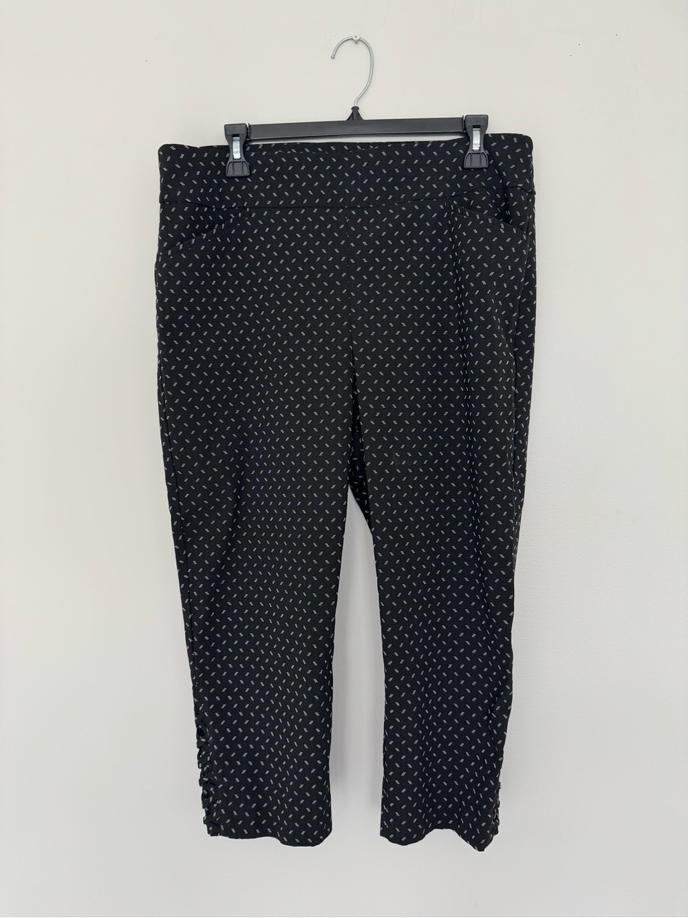 Chico’s Perfect Stretch Black Print Lattice Hem Capri Pants Size 2.5 / 14